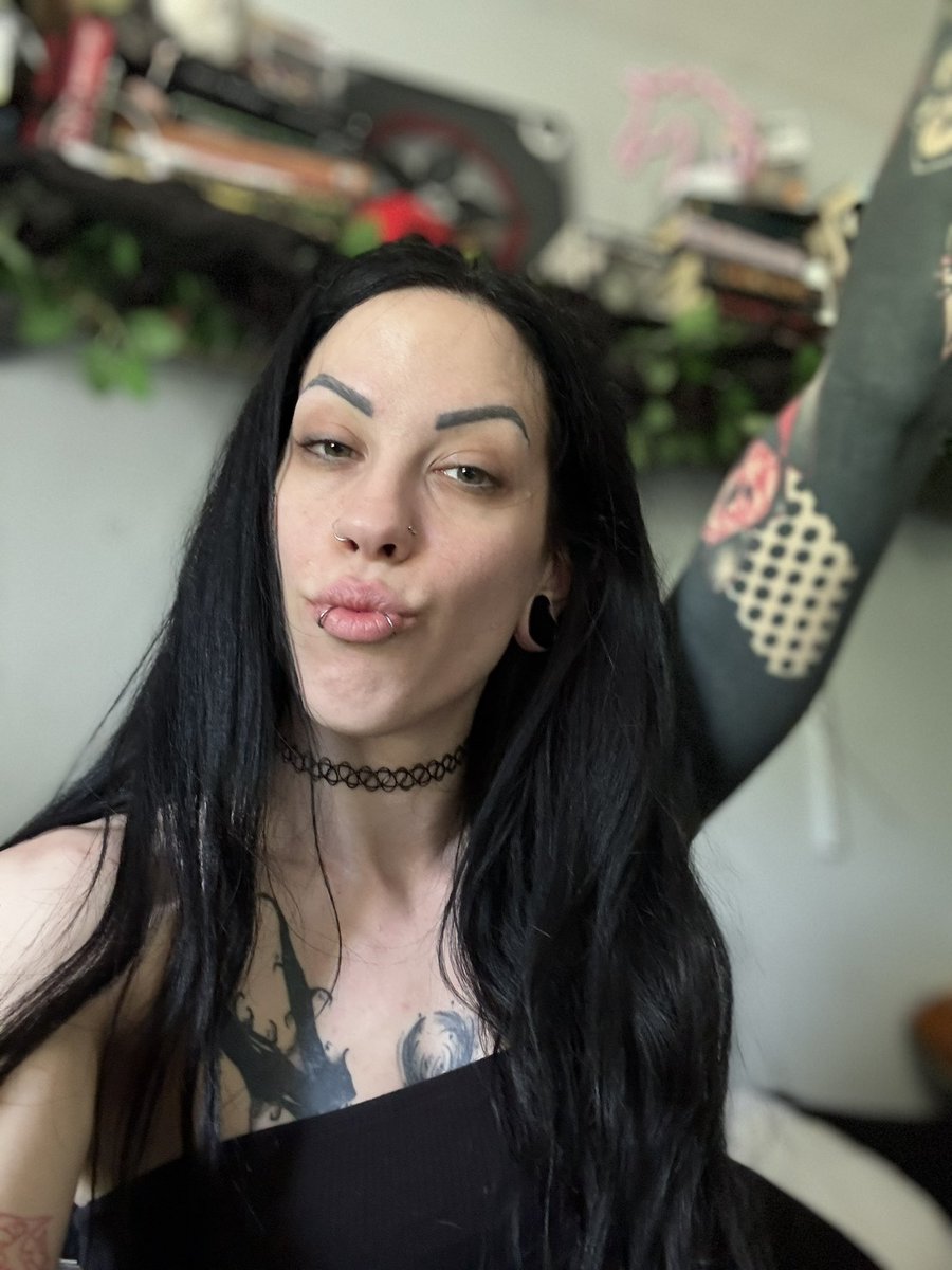 MewMarsha's tweet photo. Because I don’t always have a full face of makeup on. 🤭Sometimes I just wake up. https://t.co/8TgCYARQWw