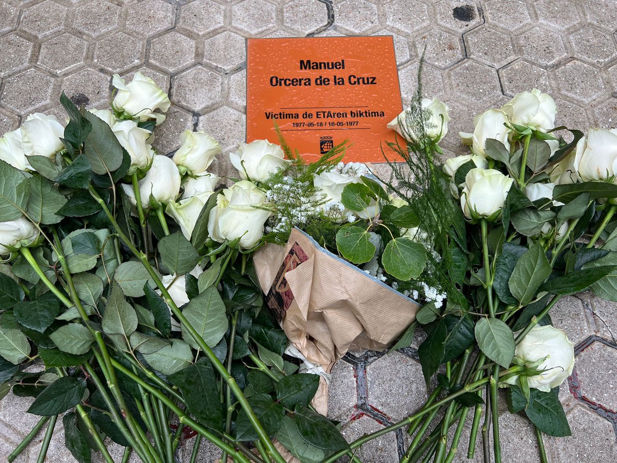 gecheniq's tweet photo. Hoy hemos recordado a Manuel Orcera de la Cruz @policia Nacional, asesinado por ETA hace 47 años, con 23 y dos hijos. Su mujer, sus hijos Manuel y Catalina, y 14 familiares más han llegado desde Úbeda para hacerlo. “Deuda infinita de los demócratas vascos con la Policía Nacional” https://t.co/UF1RcBcPCS