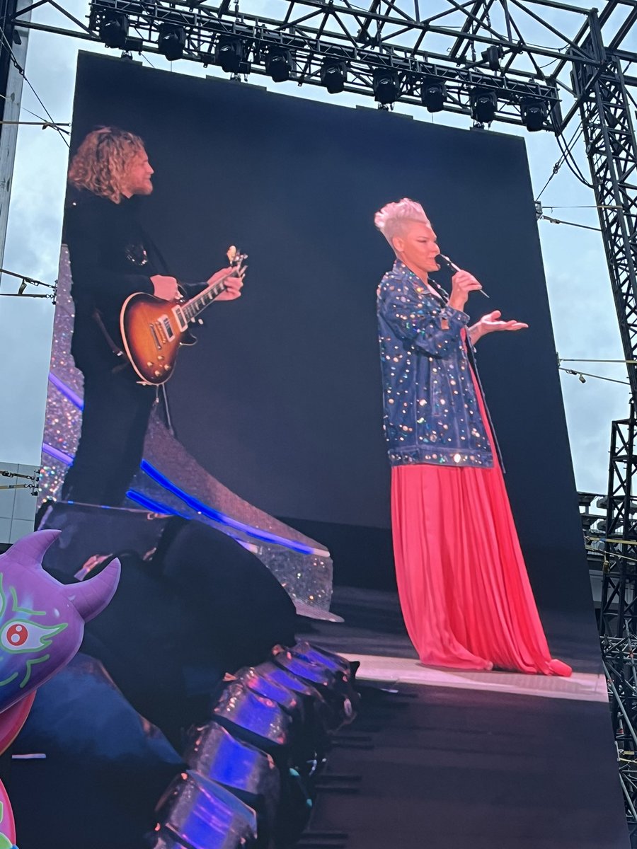 xJoeleenx's tweet photo. The best thing about being in the gold circle at @Pink last night was how short the fans are!!! I’m 5ft 4 and could actually see!! Woo hooo!!! 🥳😂🩷 @HampdenPark #legend https://t.co/VPioLhpRg4