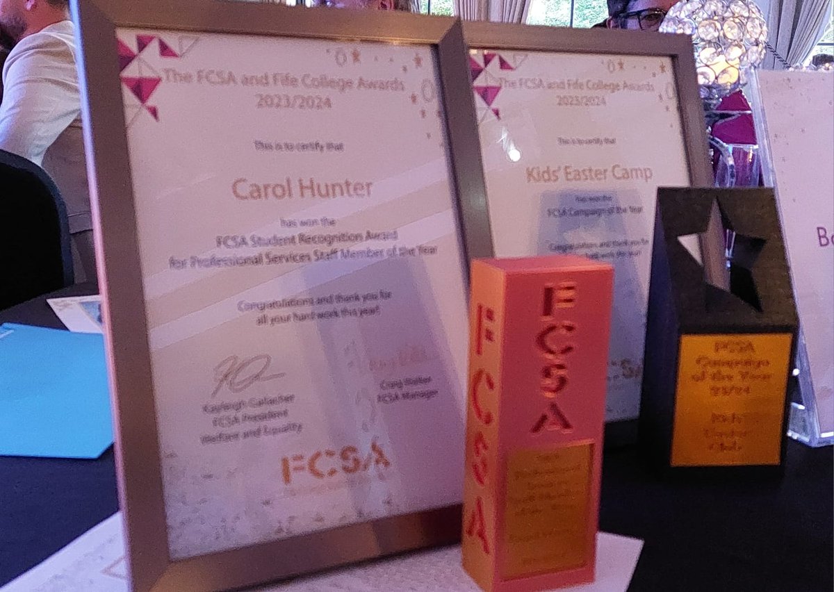 Hunter83Carol's tweet image. @FCSAstudents &amp;amp; @fifecollege Awards 2024 🍾
Blown away to win Professional Services Staff Member of the Year
&amp;amp; for our H&amp;amp;WB Kids Camp to win Campaign of the Year 🥰

Well done to everyone nominated &amp;amp; shortlisted - and to the FCSA team for a cracking night as always 🤗