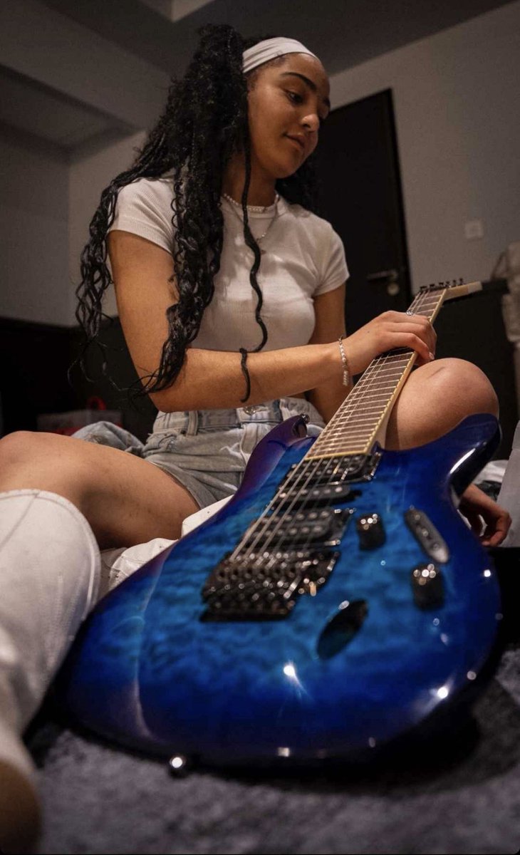 lili_island's tweet photo. 1 - Comme vous l’avez vu les Candies ont encore frappé. Nous voulions remercier le trio Candice/Axel/Djebril qui nous a beaucoup touché dernièrement. Tout d’abord la guitare pour Candice avec son ampli et accessoires, c’est une Ibanez, parfaite pour le Rnb... 💕 https://t.co/V38aYDxtVF