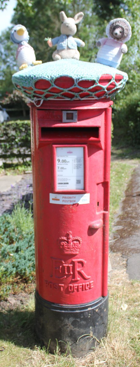 afewmilesmore's tweet photo. Made a brief stop in Lytchett Matravers on the way back from the Dorset Coast today, where they seem to be having a bit of a Beatrix Potter moment. #PostboxSaturday #JemimaPuddleDuck #PeterRabbit #MrsTiggyWinkle https://t.co/iBKO5fnUwl