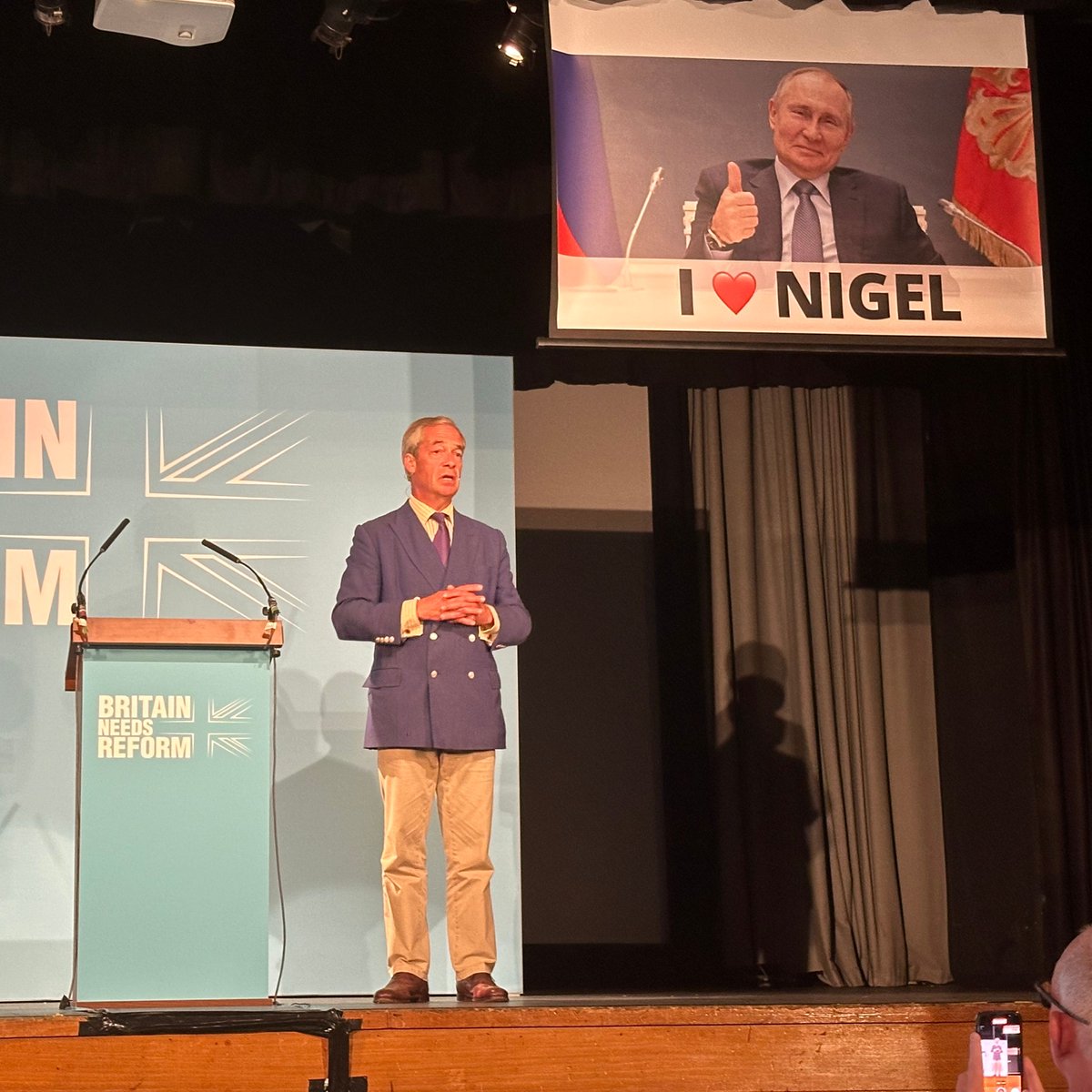 PolitlcsUK's tweet image. 🚨 BREAKING: Campaign group Led by Donkeys has disrupted Nigel Farage&apos;s latest Reform rally with a Putin banner