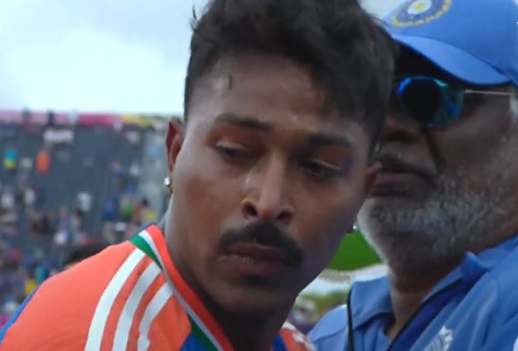 Look at this man 

यह वही व्यक्ति है जिसे इस देश की जनता ने भरे स्टेडियम में बू किया। 

यह वही व्यक्ति है जो अपनी पत्नी के दूर जाने के दर्द से जूझ रहा था।

यह वही व्यक्ति है जो घरेलू पीड़ा में होते हुए भी किसी का सहारा नहीं पा सका।

यह वही व्यक्ति है जिसने इस देश के लिए अपना सौ