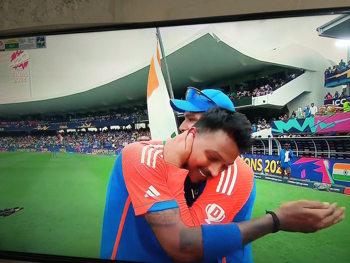 PrimeCsk's tweet photo. This bond between Rohit and hardik ❤️🫂
Congratulations India and India team for the trophy ❤️
#T20WorldCup #ViratKohli #ViratKohli #T20WorldCupFinal # https://t.co/AL6BawT97y
