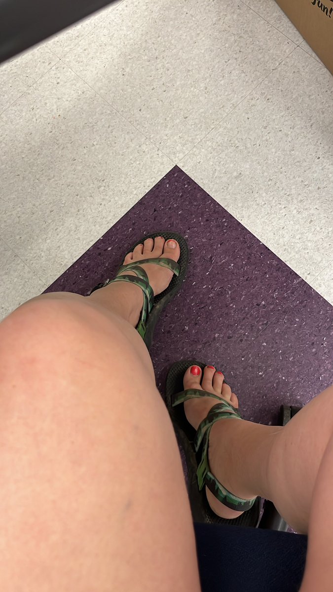 goddesskat98's tweet photo. someone give me money to paint these piggies ❤️ https://t.co/rj7cIYLw2u