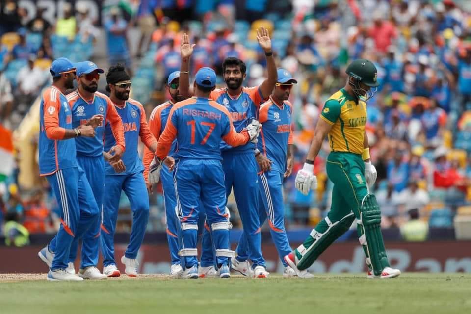 iAnkitpaswan's tweet photo. India lifts the world cup 🥳🏏
भारत ने ख़त्म किया 11 साल का सूखा, द. अफ्रीका को हराकर जीता टी20 वर्ल्ड कप का ख़िताब 

#INDvsSA #T20WorldCupFinal #T20WorldCup2024 #Champions https://t.co/MVtAFy1wTZ