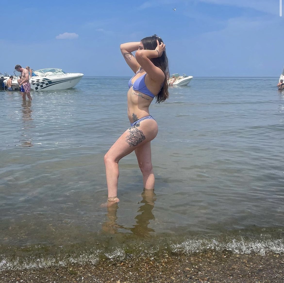 Italian_babexxx's tweet photo. What’s hotter? Me or the beach???🌞🤤 https://t.co/CEMBx1uA5H