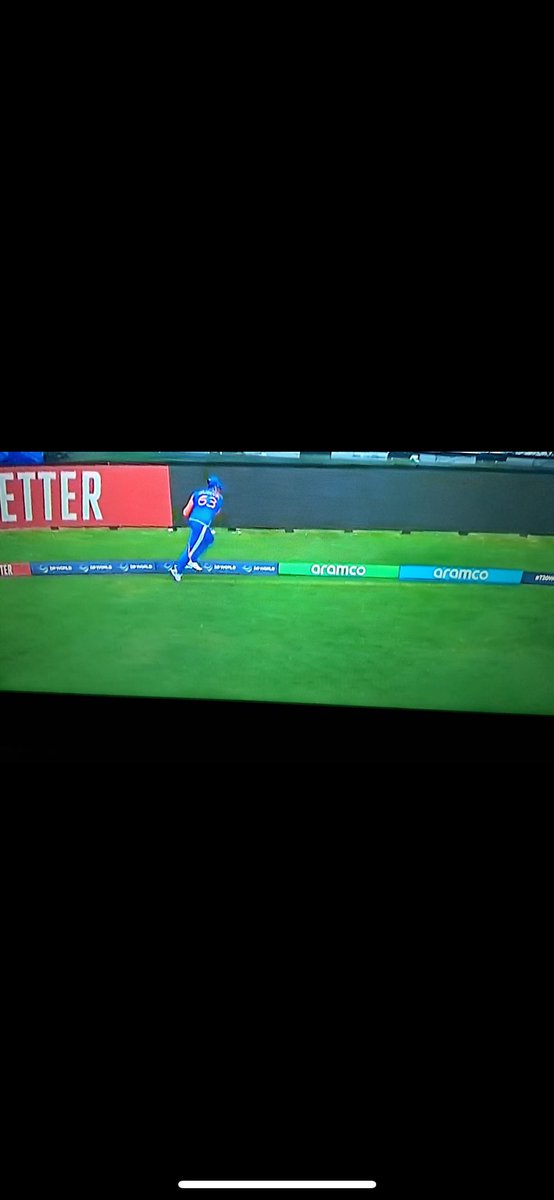 radzjeewa7's tweet image. Guys they robbed us😭 LOOK AT WERE THE BOUNDARY LINE REALLY IS SUPPOSE TO BE?!