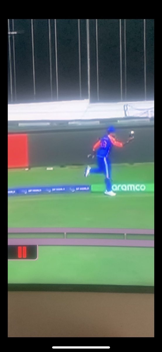 radzjeewa7's tweet image. Guys they robbed us😭 LOOK AT WERE THE BOUNDARY LINE REALLY IS SUPPOSE TO BE?!