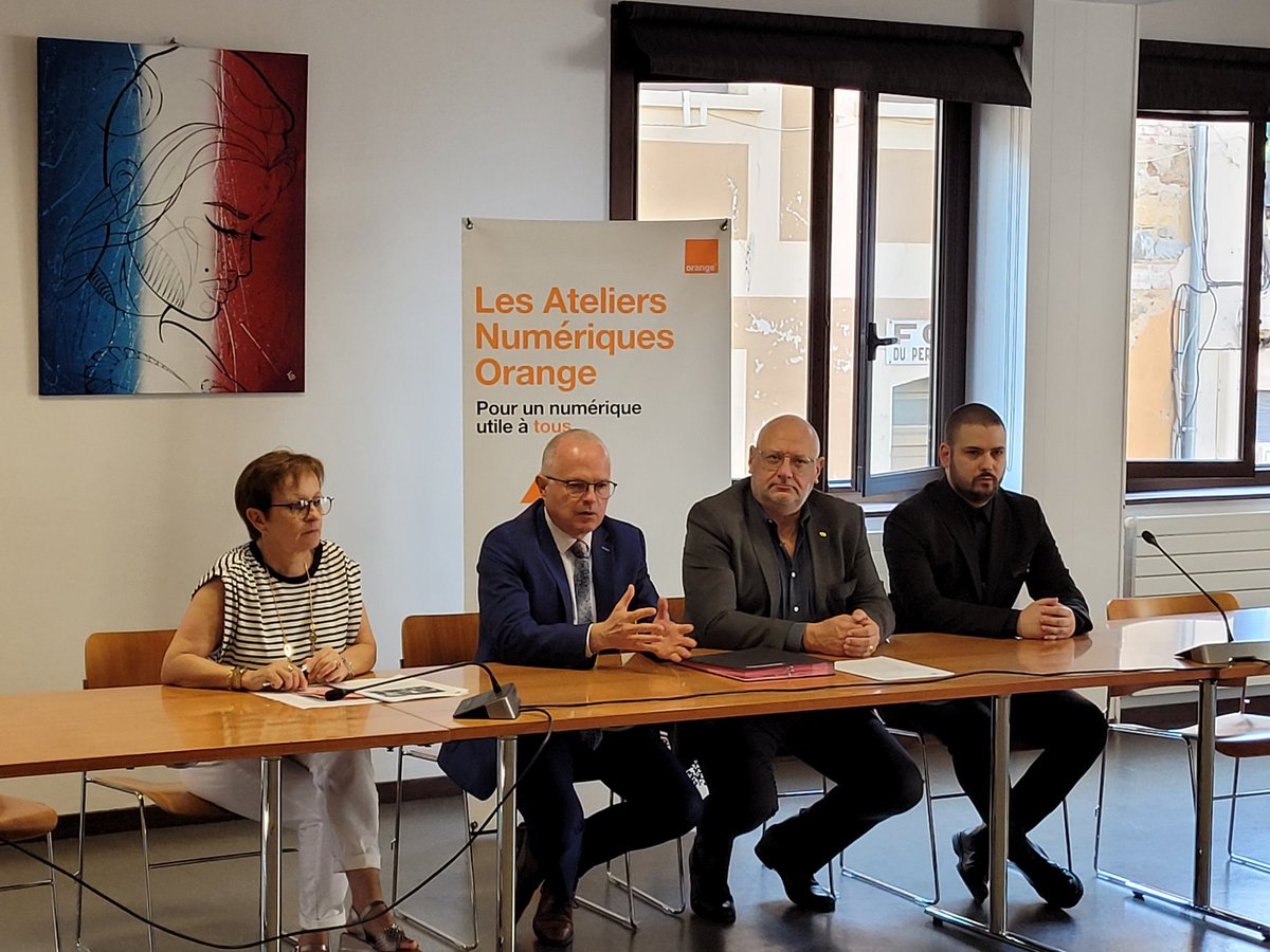 HerveCret's tweet image. À Tarare, @BrunoPeylachon retient @OrangeAuRA pour sa maison du pouvoir d&apos;achat et propose des #Ateliers numériques et l&apos;offre #coupdepouce internet avec la proximité de sa boutique en centre-ville. Un beau dispositif pour pour lutter contre la précarité numérique. @BPelliercuit