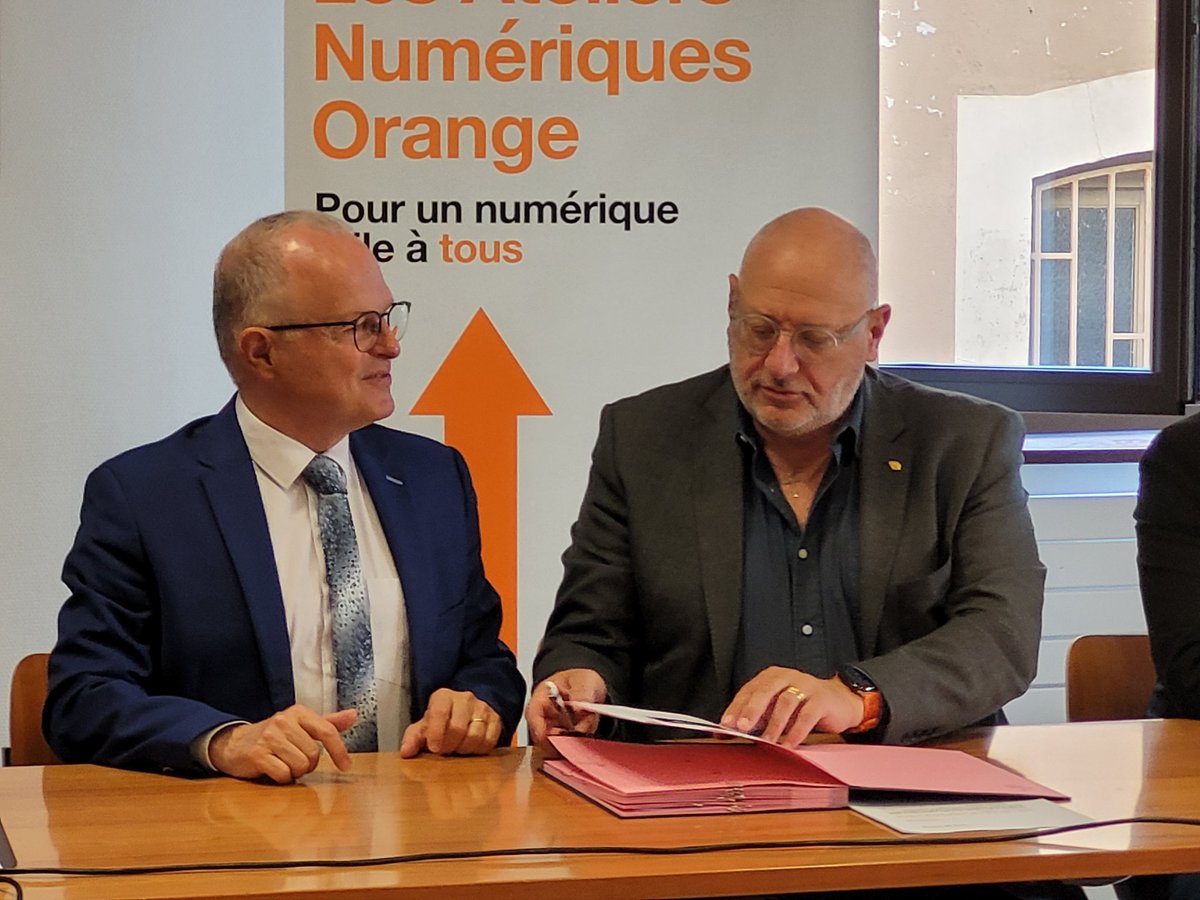 HerveCret's tweet image. À Tarare, @BrunoPeylachon retient @OrangeAuRA pour sa maison du pouvoir d&apos;achat et propose des #Ateliers numériques et l&apos;offre #coupdepouce internet avec la proximité de sa boutique en centre-ville. Un beau dispositif pour pour lutter contre la précarité numérique. @BPelliercuit