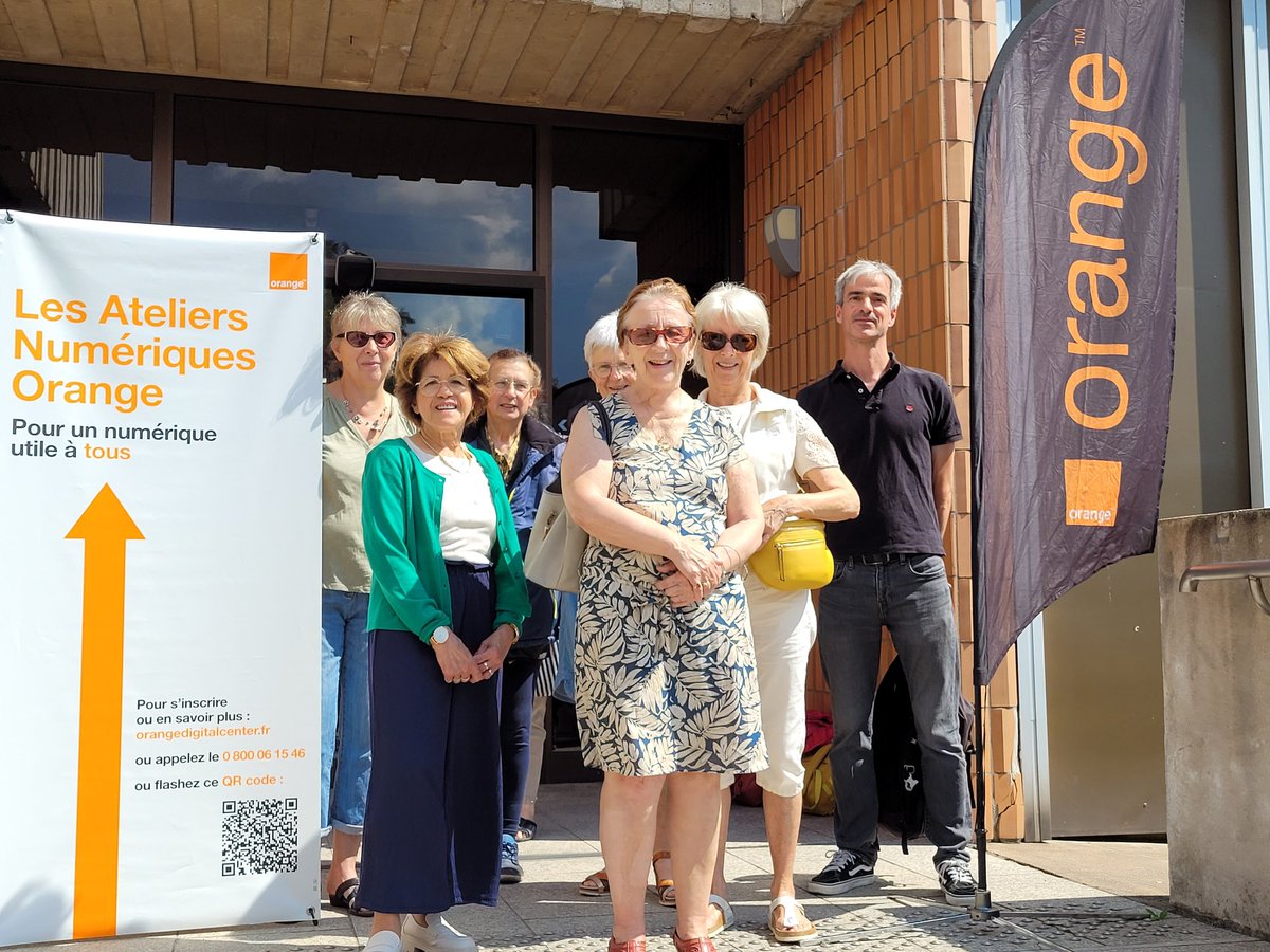 HerveCret's tweet image. À Tarare, @BrunoPeylachon retient @OrangeAuRA pour sa maison du pouvoir d&apos;achat et propose des #Ateliers numériques et l&apos;offre #coupdepouce internet avec la proximité de sa boutique en centre-ville. Un beau dispositif pour pour lutter contre la précarité numérique. @BPelliercuit