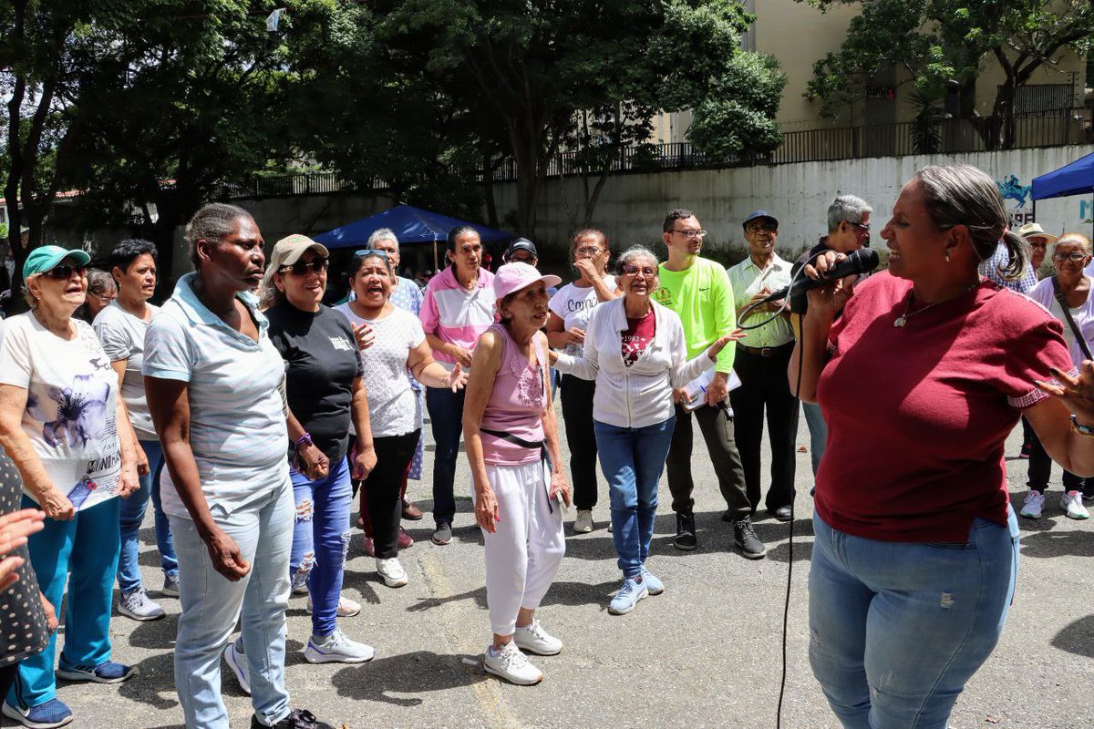 AlcaldíaSucre (@lalcaldiasucre) on Twitter photo #EnFotos 📸 Nueva jornada de atención para nuestros adultos mayores en el Parque Galindo, con actividades deportivas, recreativas, servicios de peluquería y barbería, canto, baile y almuerzo criollo, en compañía del Alcalde <a href="/JoseVRangelA/">José Vicente Rangel A</a>
#ConNicoTenemosPaz #EnFotos 📸 Nueva jornada de atención para nuestros adultos mayores en el Parque Galindo, con actividades deportivas, recreativas, servicios de peluquería y barbería, canto, baile y almuerzo criollo, en compañía del Alcalde <a href="/JoseVRangelA/">José Vicente Rangel A</a>
#ConNicoTenemosPaz