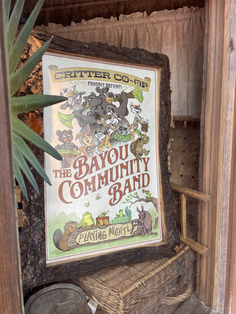OhItsKianaa's tweet photo. Surprise opening of Critter Co-Op outside #TianasBayouAdventure! 6/29 https://t.co/6BW78bFjCe