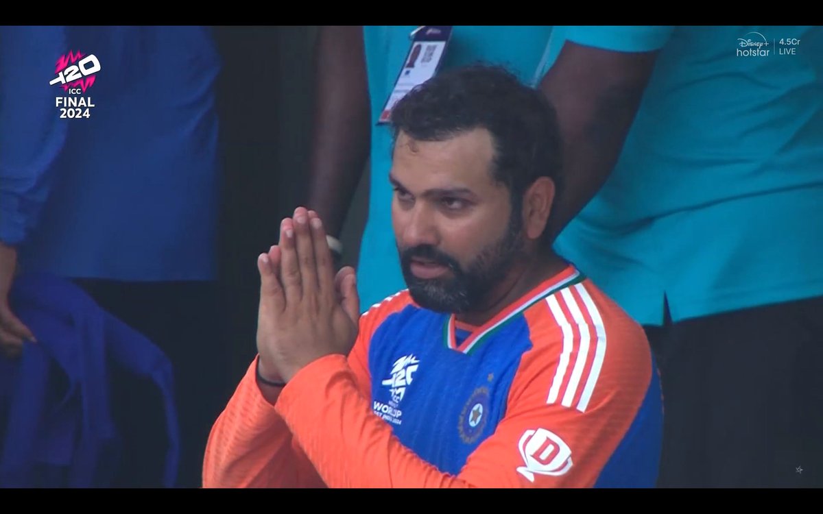 Manikaran_2's tweet photo. Rohit Sharma thanking the whole crowd. 👏 https://t.co/4NtBNeLhJx