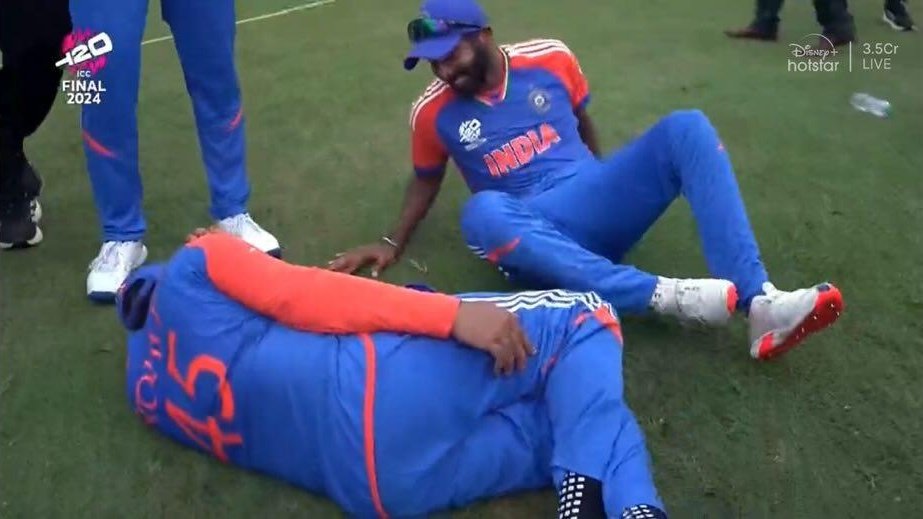 mufaddal_vohra's tweet image. Rohit Sharma and Jasprit Bumrah after the match. ❤️