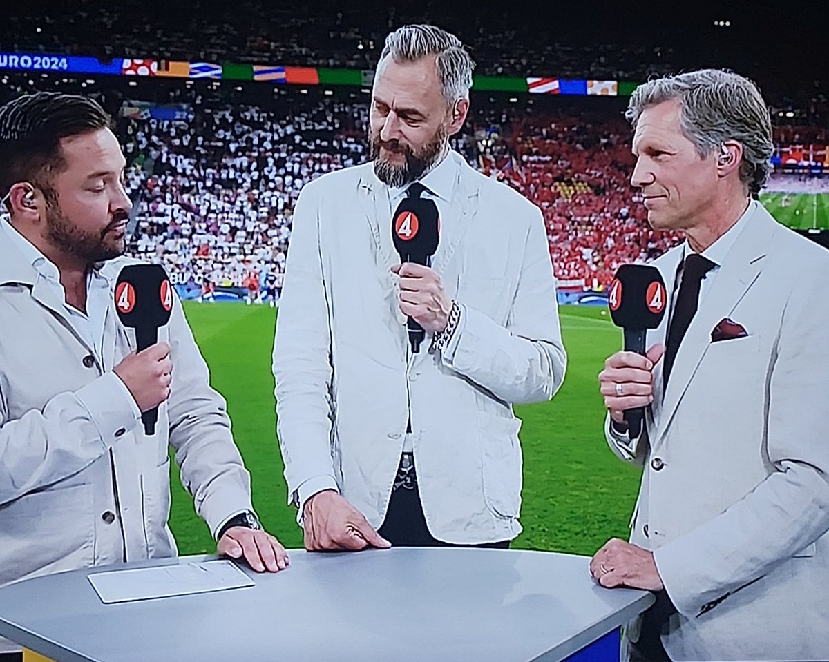 laddkrakan's tweet photo. Har KKK årstämma ikväll eller vad fan e grejjen med dessa outfits? https://t.co/TjVfcQHWiv