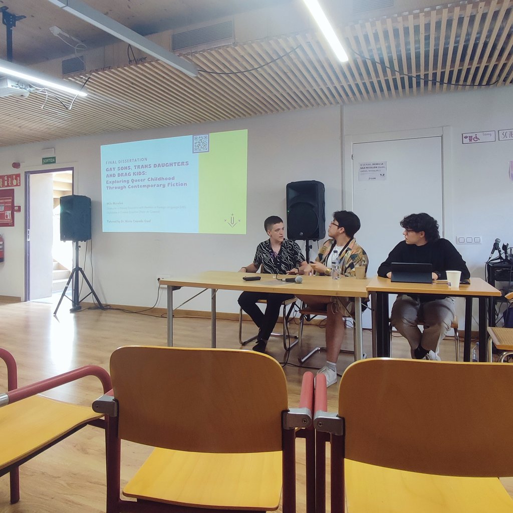 De la comunicació d'avui! Moltes gràcies a l'equip d'organitzadores de <a href="/bollos_etal/">@bollos_etal</a> per la jornada d'avui! Ha estat genial, sobretot per a una primera edició. Un plaer i un honor haver pogut ser-hi part i haver gaudit de les ponències 🏳️‍🌈❤️🏳️‍⚧️ Bon orgull!