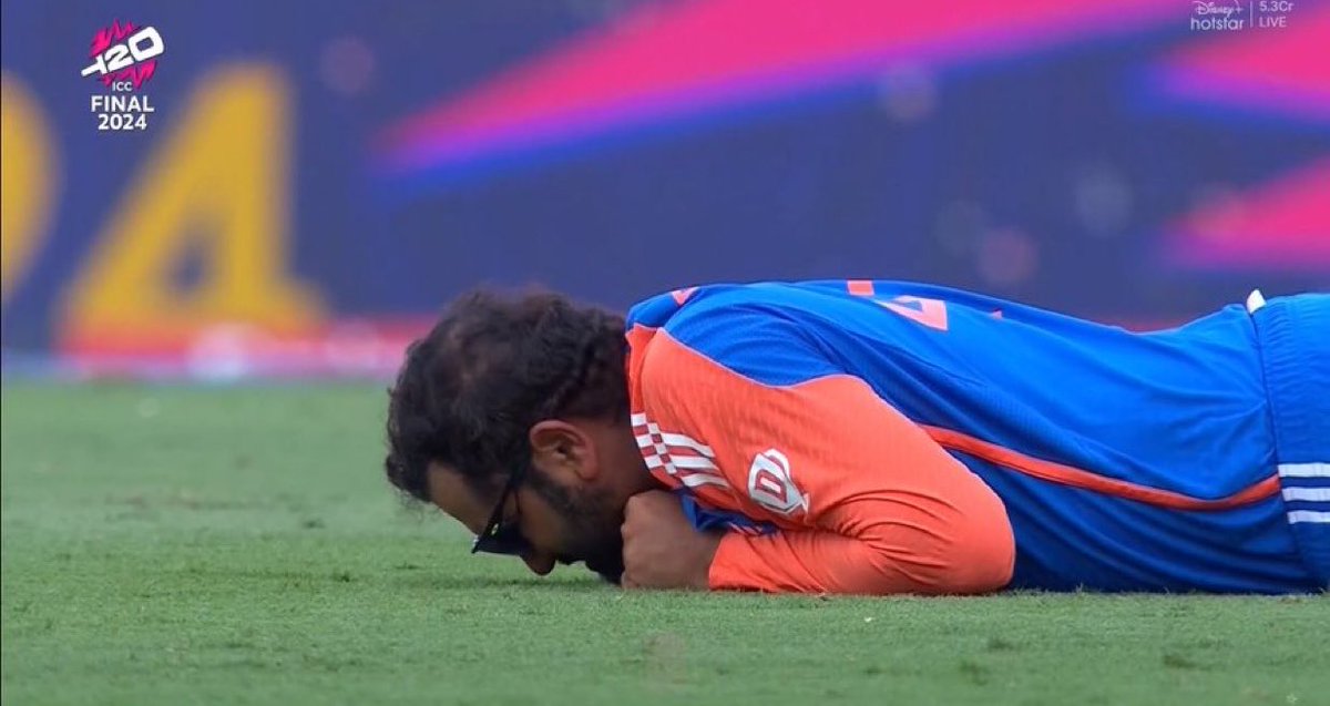 Hindi_panktiyan's tweet photo. रोज़ अच्छे नहीं लगते आँसू 
ख़ास मौक़ों पे मज़ा देते हैं

- मोहम्मद अल्वी https://t.co/GRW7ZRGwCC