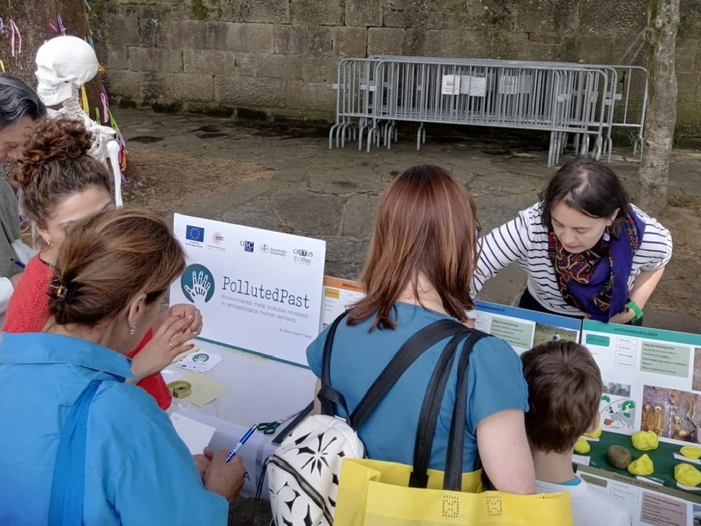 Membros do proxecto PollutedPast estiveron hoxe no Espazo Ciencia que se organizou nas Festas do Barrio de San Pedro. 
Rapaces, e non tan rapaces, aprenderon sobre escritura medieval, mercurio e polen☺️
Agradecer a organización a invitación, e agora seguir disfrutando das festas.