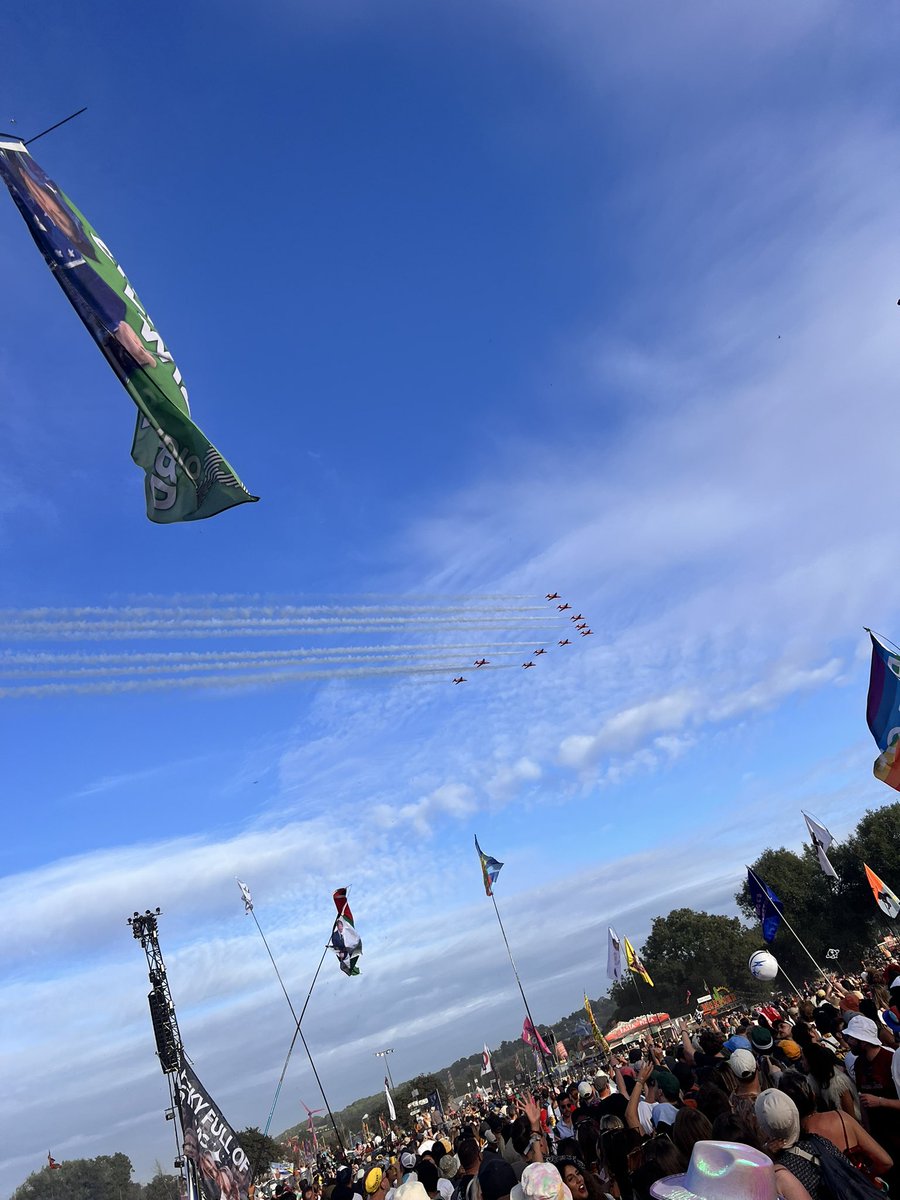 LeeUpton's tweet photo. Red arrows fly by for the #cheekylittlewizard @JamesRobinson @rosiewebster87 @chrisjlongman @ChrisMoyles @Pipskin @domisatwit @chrisjlongman @RadioX #radioxflags https://t.co/uCWVDgXVlW