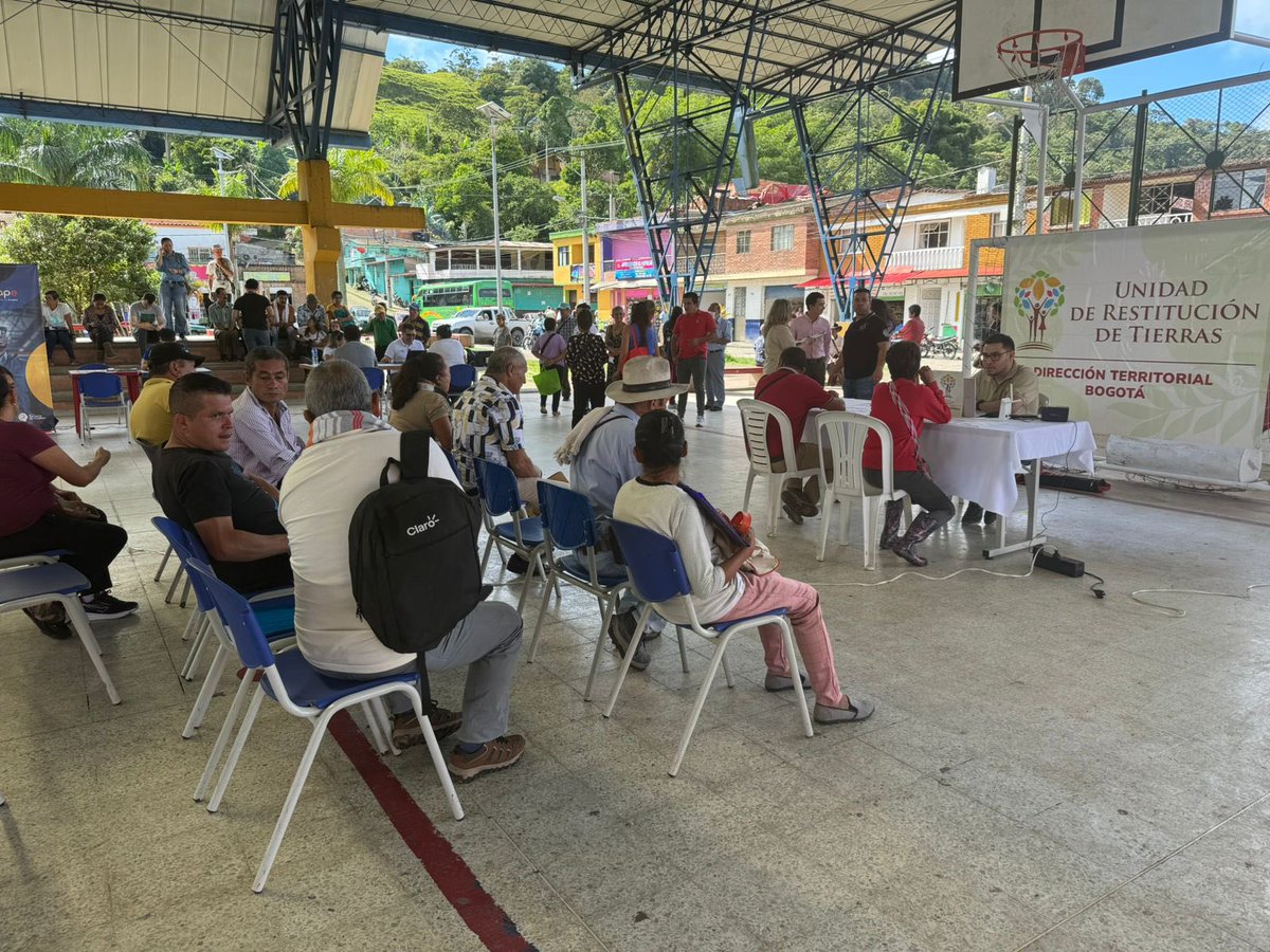 URestitucion's tweet image. #Cundinamarca🍃La #URT territorial Bogotá desarrolla en #Yacopí la Feria de Atención nos juntamos para trabajar por sus derechos. Un espacio que recibe a más de 200 víctimas y ciudadanos del municipio para que accedan a la oferta institucional de 10 entidades del orden nacional.