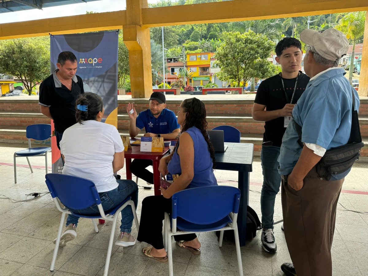 URestitucion's tweet image. #Cundinamarca🍃La #URT territorial Bogotá desarrolla en #Yacopí la Feria de Atención nos juntamos para trabajar por sus derechos. Un espacio que recibe a más de 200 víctimas y ciudadanos del municipio para que accedan a la oferta institucional de 10 entidades del orden nacional.