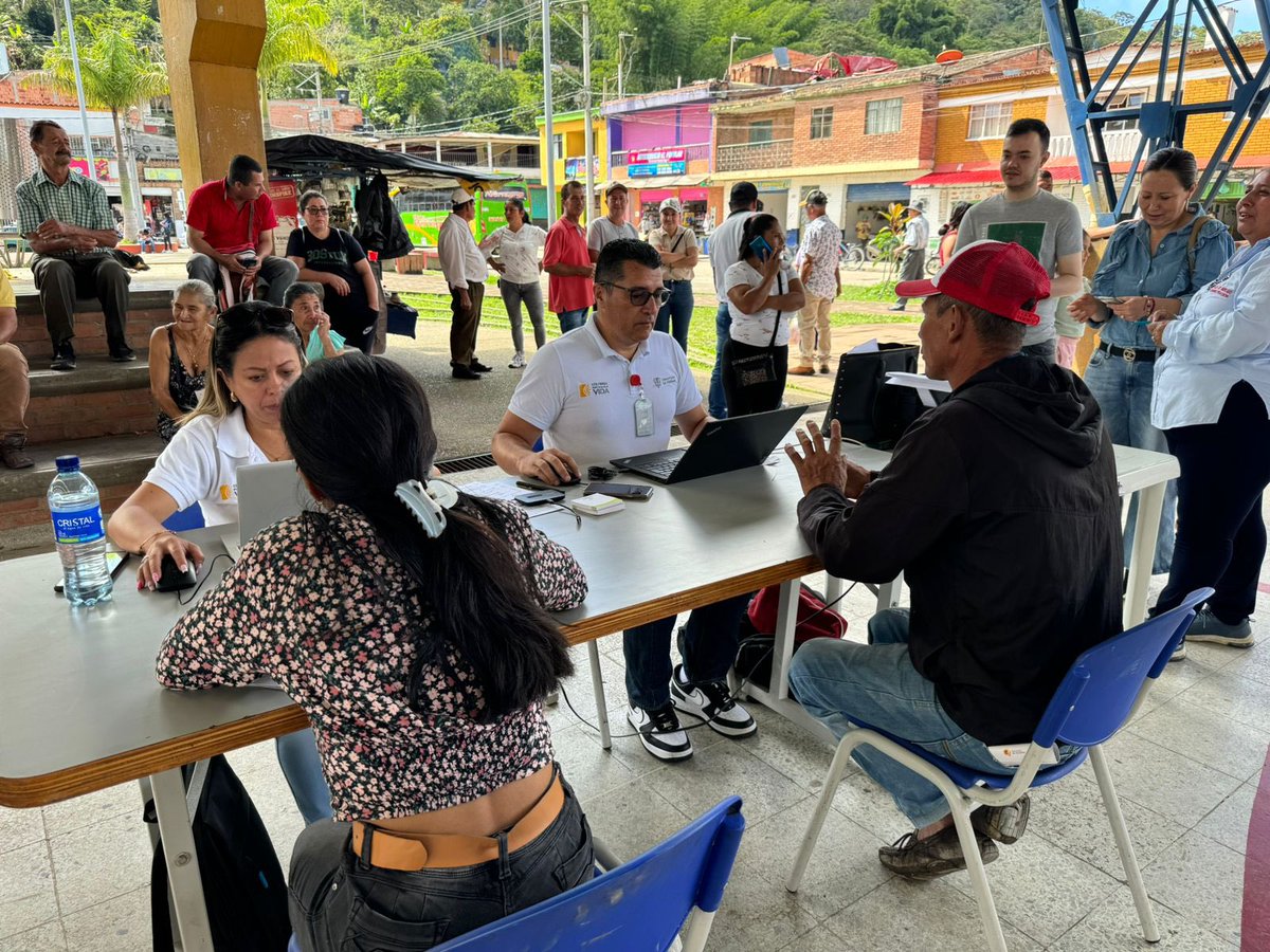 URestitucion's tweet image. #Cundinamarca🍃La #URT territorial Bogotá desarrolla en #Yacopí la Feria de Atención nos juntamos para trabajar por sus derechos. Un espacio que recibe a más de 200 víctimas y ciudadanos del municipio para que accedan a la oferta institucional de 10 entidades del orden nacional.