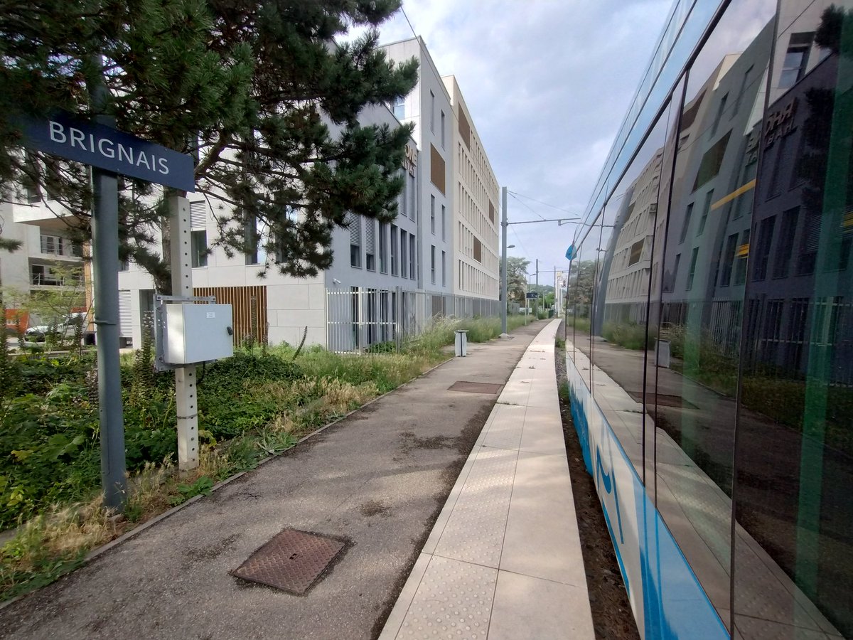 florian_bonet's tweet photo. Dès le lundi 26 août, la ligne C10 du réseau @TCL_SYTRAL va rejoindre la commune de #Brignais. Une petite révolution. Hâte de voir l'impact de cette desserte efficace à la tarification #TCL sur la fréquentation du #tramtrain, qui n'a toujours pas d'intégration tarifaire... #CCVG https://t.co/IyxtqYpdDA