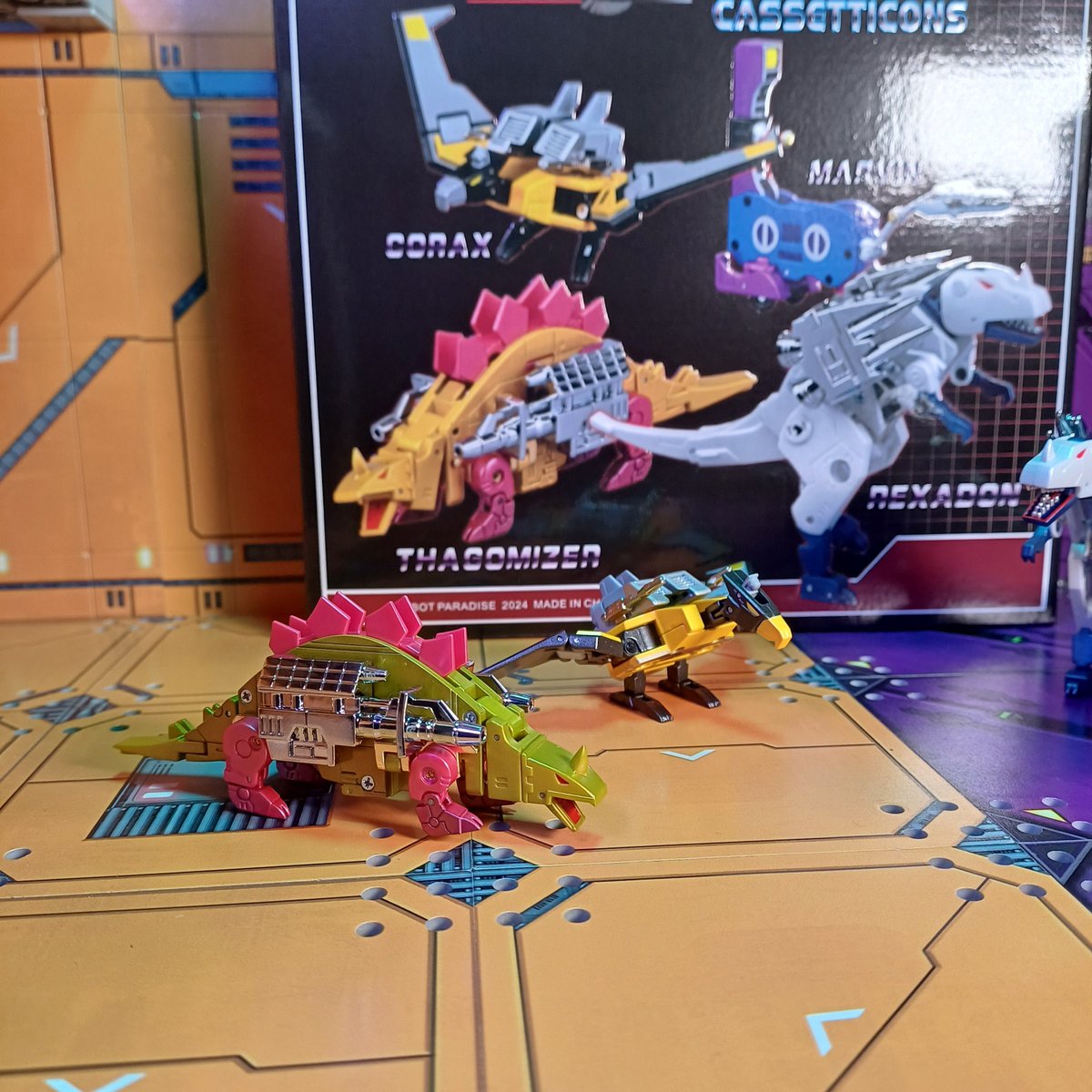 Kureigu8's tweet image. In from @ShowZStore 
Robot Paradise (Fans Toys) cassette bots. 
Good looking little bots, transformation was easy, only needed to open instruction book to tell what the crystal things autoscout has were for lol. 
#Transformers #RobotParadise #Fanstoys #CassetteBots