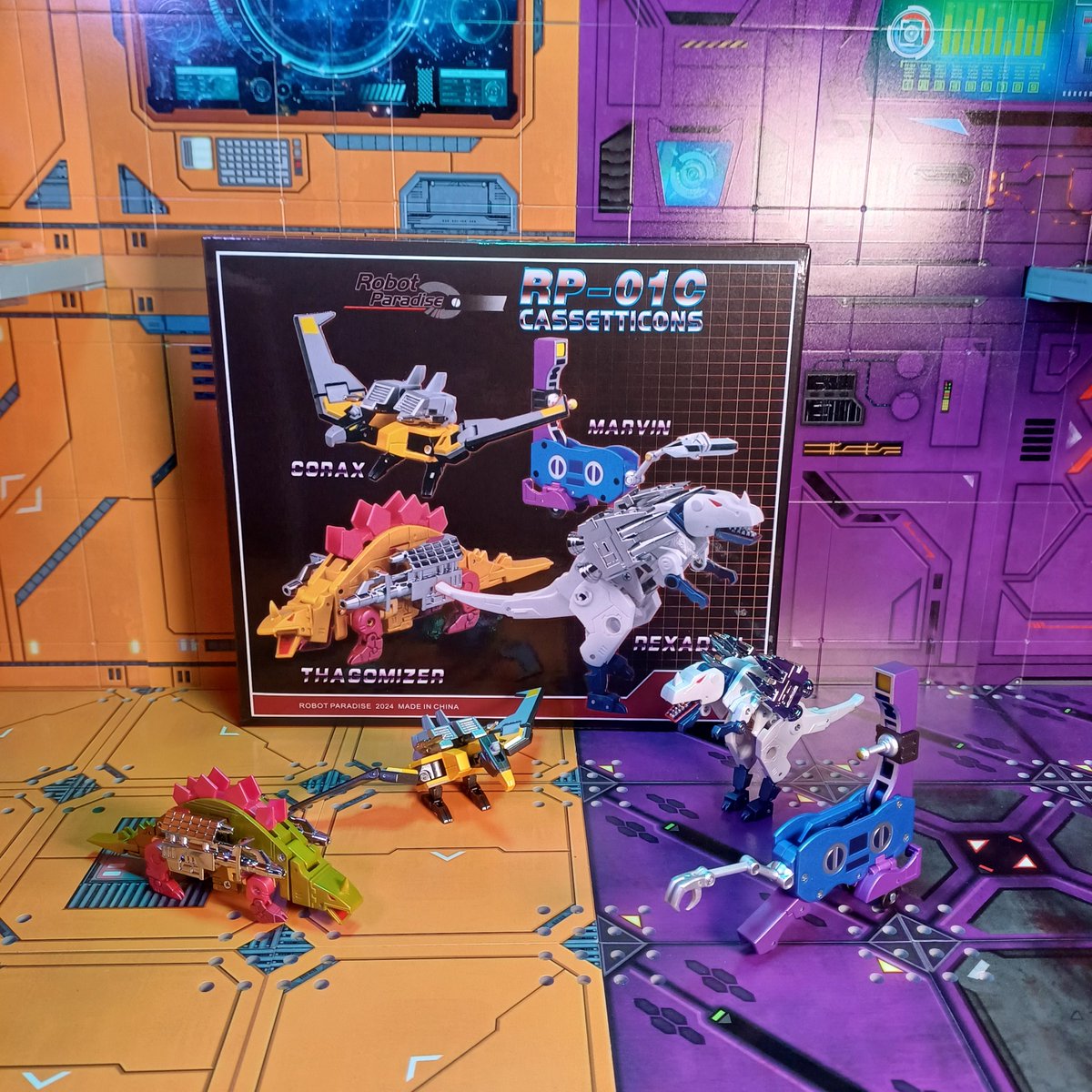 Kureigu8's tweet image. In from @ShowZStore 
Robot Paradise (Fans Toys) cassette bots. 
Good looking little bots, transformation was easy, only needed to open instruction book to tell what the crystal things autoscout has were for lol. 
#Transformers #RobotParadise #Fanstoys #CassetteBots