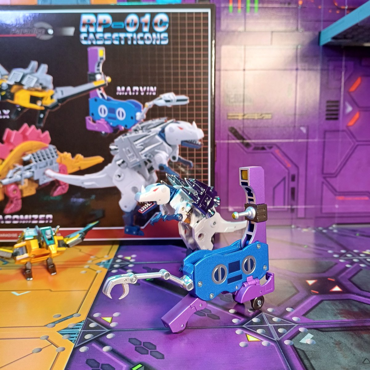 Kureigu8's tweet image. In from @ShowZStore 
Robot Paradise (Fans Toys) cassette bots. 
Good looking little bots, transformation was easy, only needed to open instruction book to tell what the crystal things autoscout has were for lol. 
#Transformers #RobotParadise #Fanstoys #CassetteBots