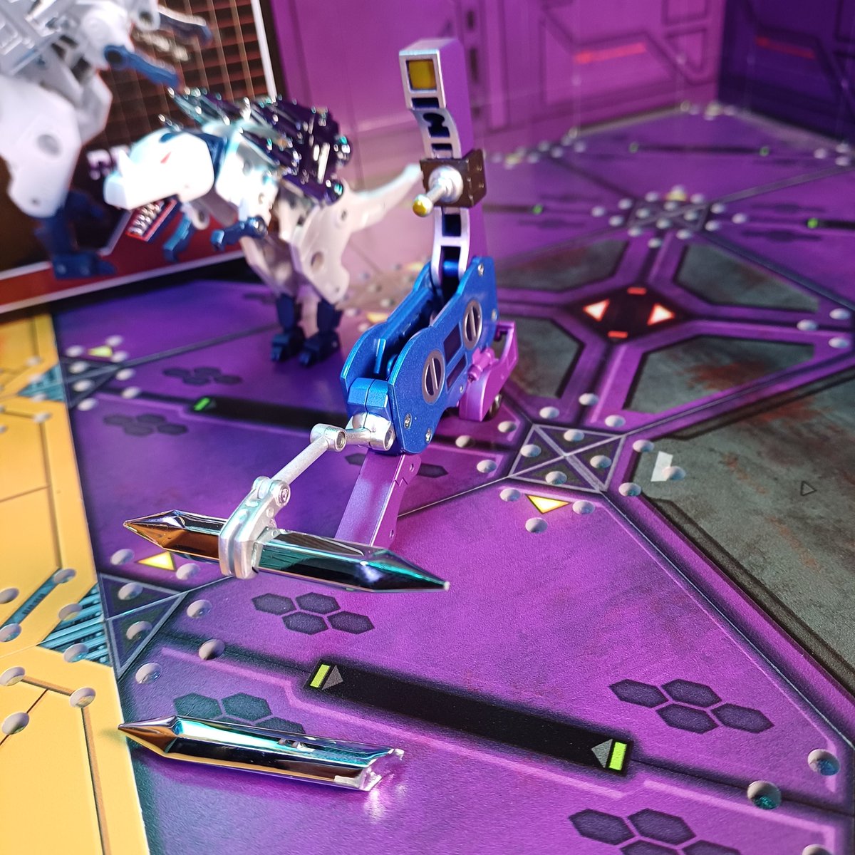 Kureigu8's tweet image. In from @ShowZStore 
Robot Paradise (Fans Toys) cassette bots. 
Good looking little bots, transformation was easy, only needed to open instruction book to tell what the crystal things autoscout has were for lol. 
#Transformers #RobotParadise #Fanstoys #CassetteBots