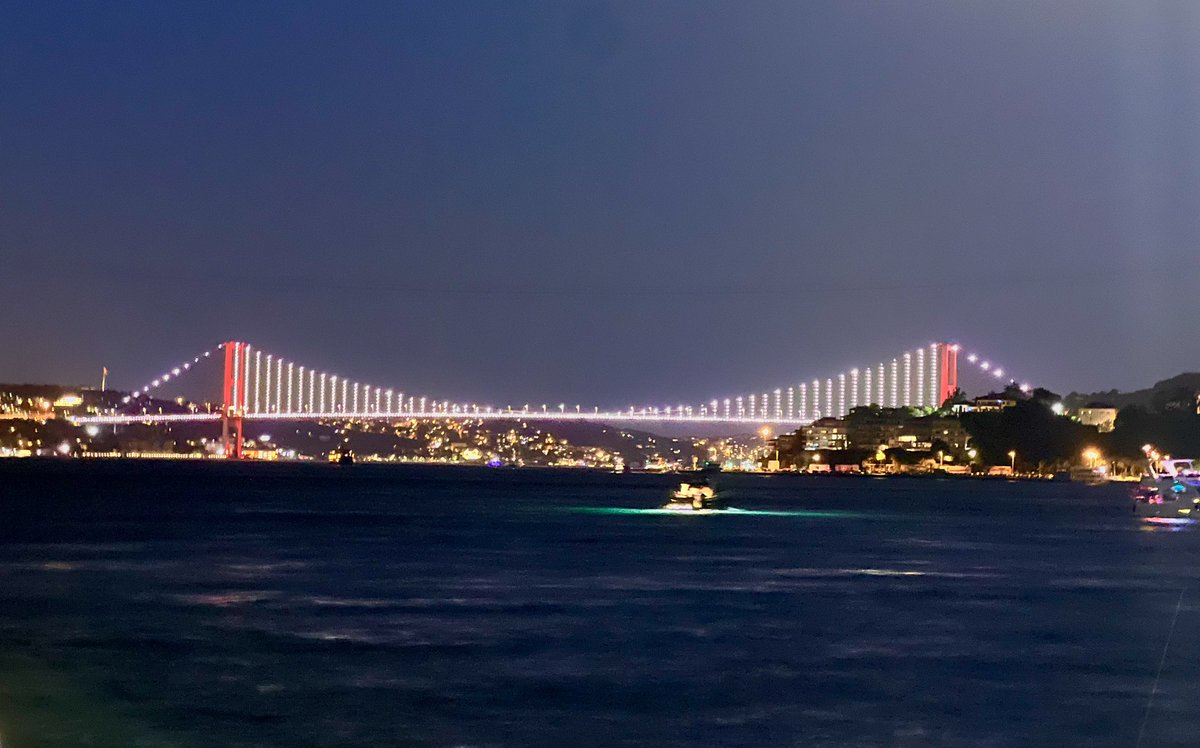 selinnasi's tweet photo. City with an unbeatable view… #Istanbulbynight #bosphorus #bridge #twocontinents ✨ https://t.co/TohXfgfldw