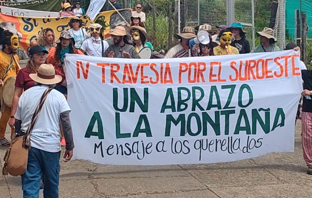 La Travesía por el Suroeste #UnAbrazoALaMontaña trae mensajes de amor, admiración y aliento a los campesinos y líderes querellados por defender el AGUA e impedir la minería de Anglogold Ashanti. <a href="/jmojicaflorez/">J. Mojica</a> <a href="/susanamuhamad/">Susana Muhamad</a> #FueraAnglogold
#TodosSomosQuerellados 👇