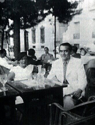 La última fotografía en la que aparece Federico García Lorca se tomó en una terraza. Era julio de 1936 y el poeta se encontraba con Manuela Arniches en el nº 29 del paseo de Recoletos, en el café Chiki-Kutz. Pocos días después partió hacia Granada. Jamás regresó a Madrid.