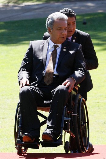 LA VIDA PONE LAS COSAS EN SU LUGAR.
Una imagen refleja el paso firme de un hombre digno en libertad.
La otra es una incógnita sobre el destino de un indigno, una basura humana que debe estar en el estercolero de la historia.
<a href="/JulianAssange_/">Julian Assange</a> 
<a href="/Lenin/">Lenín Moreno</a>