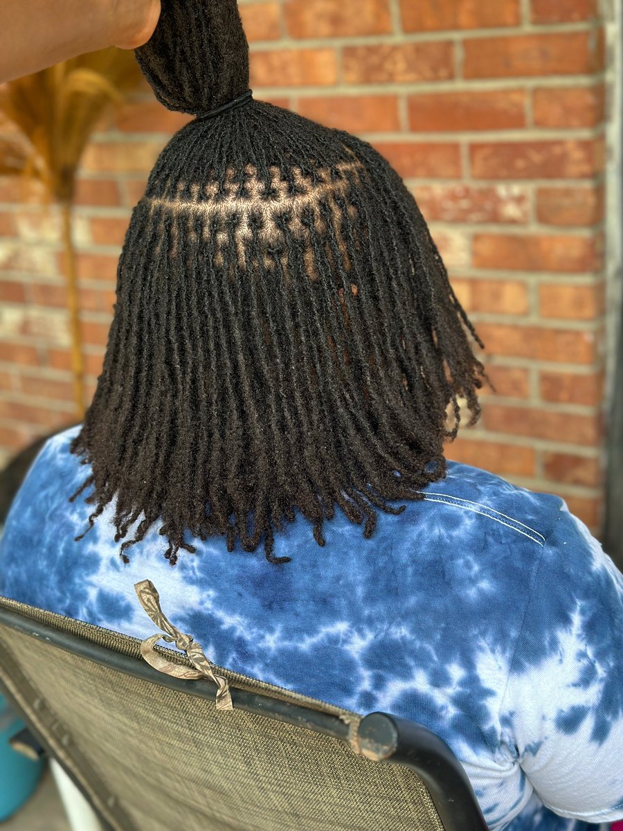 AmaniAllure's tweet image. Stop debating &amp;amp; book MICRO LOCS!!! I started her locs 2 years ago and look at IT NOW!!! The beauty of when you TRUST THE PROCESS!!!!! It took me 5 hours and 30 min to install 383 locs. I just retied it today &amp;amp; it took 2hrs! #microlocs #locstyles #microlocsjourney #amaniallurellc