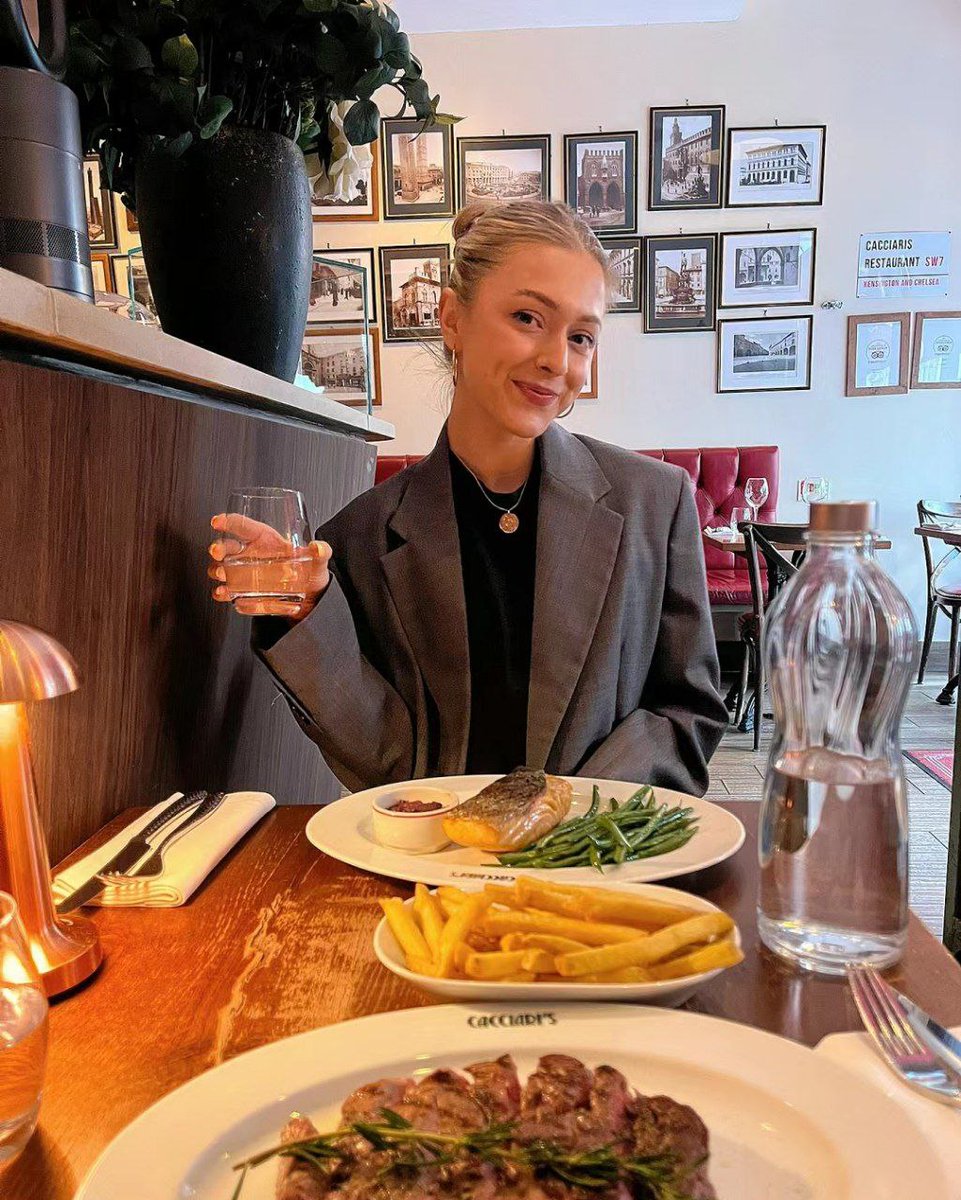 fudgepop77's tweet photo. Had dinner with friends. Her smile is really beautiful. https://t.co/picAwdrxMf