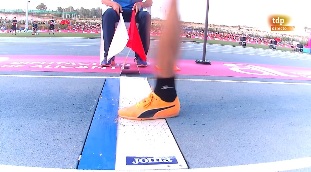 👀 Esto ha decidido un Campeonato de España de salto de longitud.

Eusebio Cáceres, que había volado en su último intento, vio como su salto era finalmente nulo. #CEAtletismo