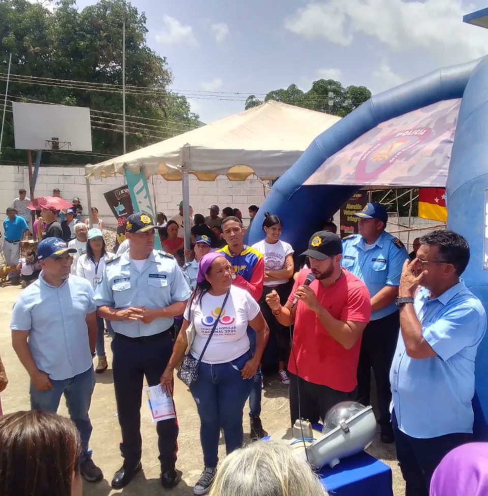 En el Cuadrante de Paz P-16 de Santa Lucía municipio #PazCastillo atendimos a los habitantes del sector El Nogal a quienes además de ofrecerles actividades recreativas entregamos acompañando al Vicegobernador del eje <a href="/LeninSosa11/">Lenin Sosa</a> y el alcalde de la localidad Victor González...