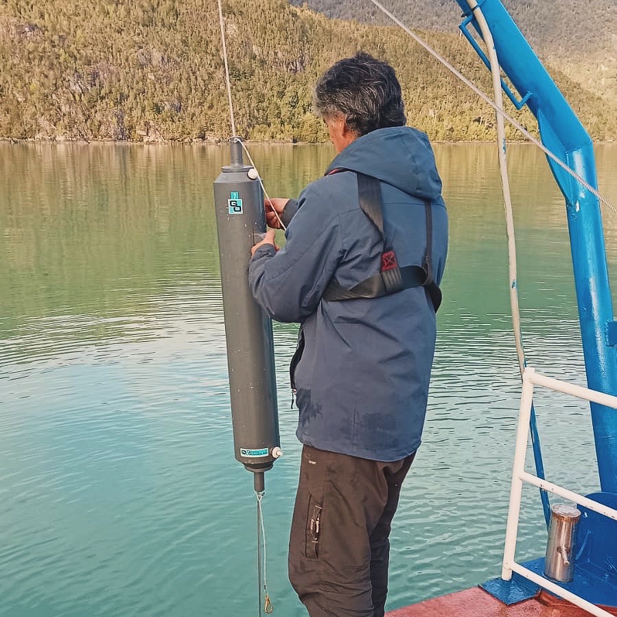 📷📷 Ciencia en zonas extremas…
A pesar de las bajas temperaturas que ha vivido la Región de Aysén en estos últimos días, nuestro equipo, continúa la toma de muestras de CTD y de agua para análisis de nutrientes y clorofila en caleta Tortel, manteniendo nuestra #SerieDeTiempo