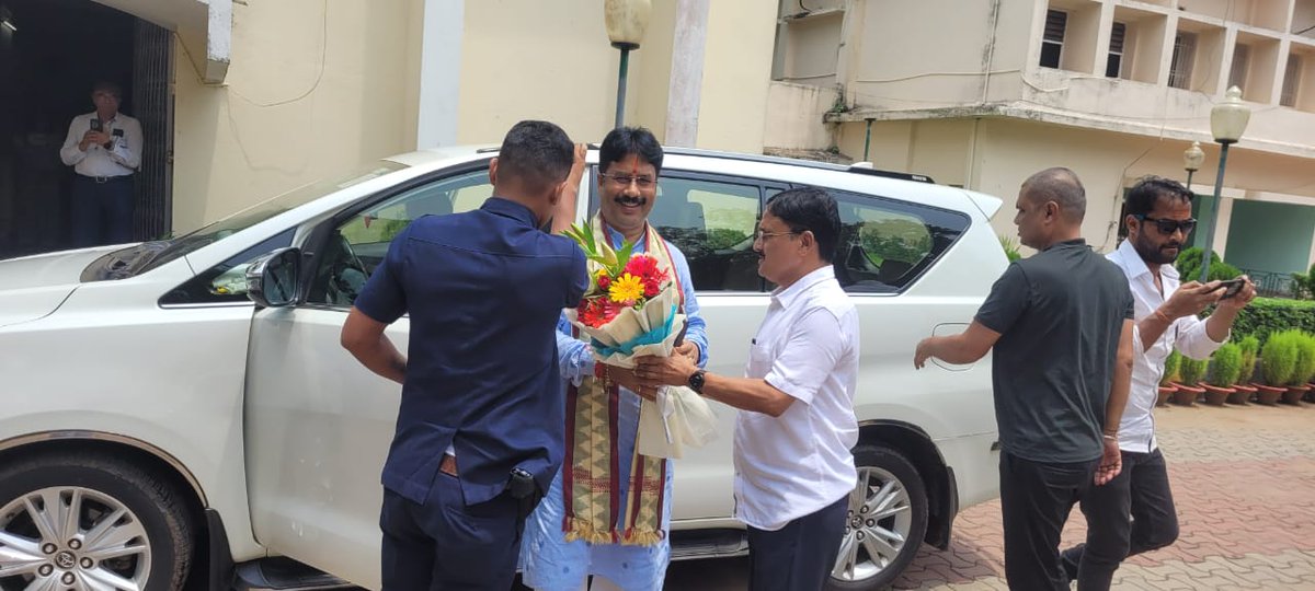 Sarada_panda06's tweet photo. It's an absolute honour to receive, welcome Hon'ble Minister, H&amp;UD Dr. Krushna Chandra Mahapatra who made a tour of the State Urban Development Agency (SUDA). https://t.co/Nlb9aM7baK