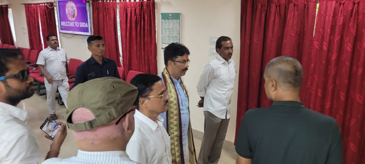 Sarada_panda06's tweet photo. Hon'ble Minister expressed his happiness during priliminary visit and interaction with Team SUDA. 
Under the leadership of Hon'ble Minister, SUDA will strive hard to touch new heights in serving urban denizens and contribute towards the mission of Viskhit Bharat. https://t.co/TinrfNWAtl