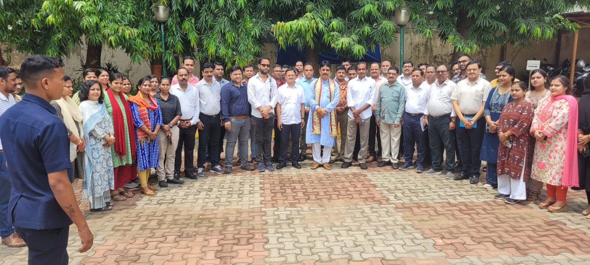 Sarada_panda06's tweet photo. Hon'ble Minister expressed his happiness during priliminary visit and interaction with Team SUDA. 
Under the leadership of Hon'ble Minister, SUDA will strive hard to touch new heights in serving urban denizens and contribute towards the mission of Viskhit Bharat. https://t.co/TinrfNWAtl