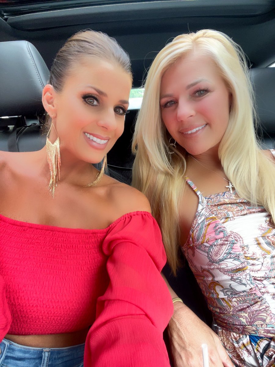 mendy_b68's tweet photo. Girls Night Out! #kycenterforthearts #joeyfatone #ajmclean https://t.co/CjRHANBgTL