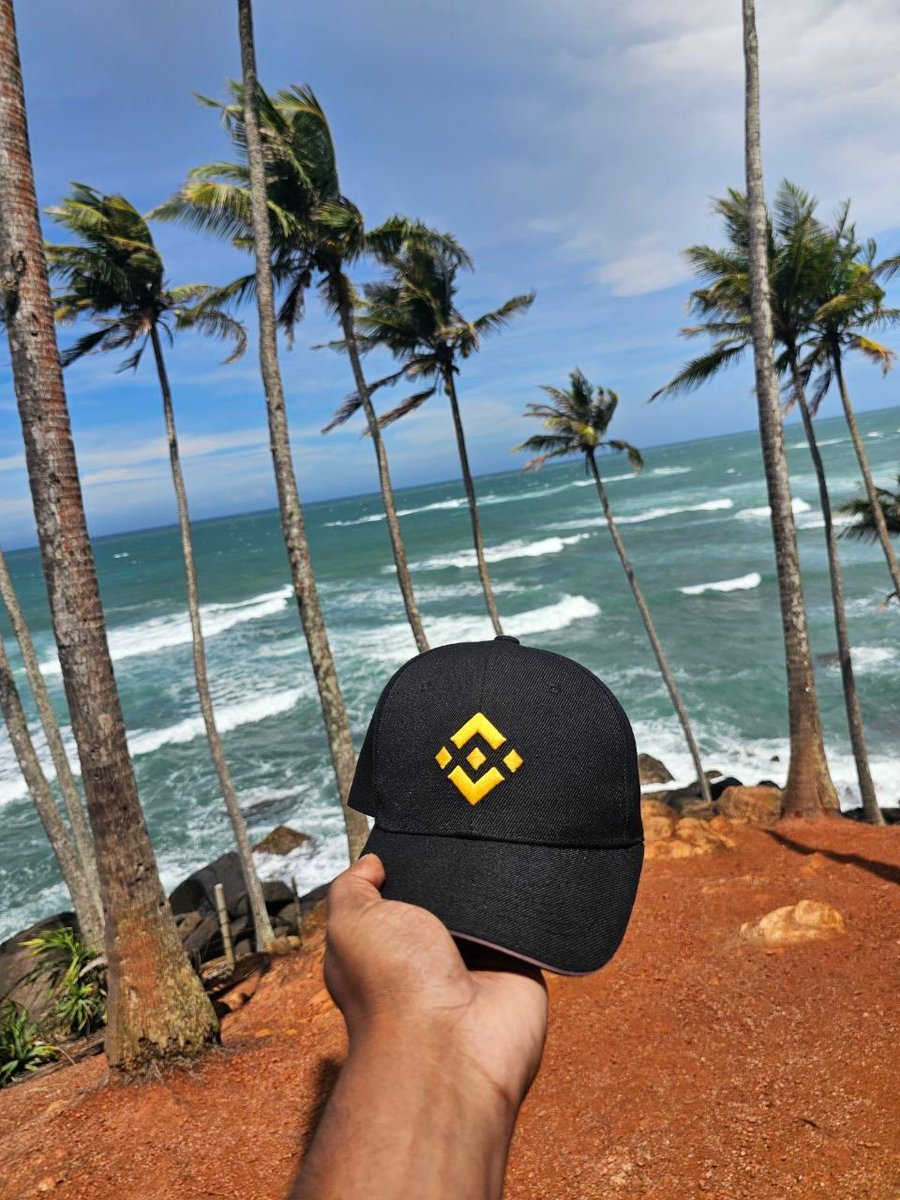 Palm trees, sea breeze, and #Binance cap. 

📸 <a href="/dilipishara1990/">Ishara Abeysinghe</a>