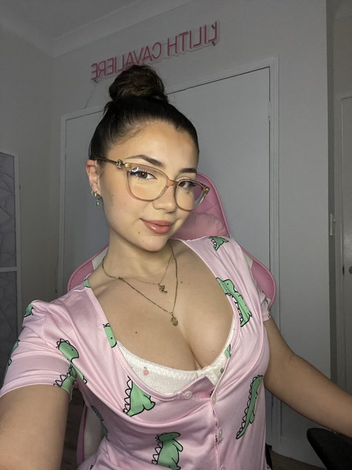 I&rsquo;m going live right now 😏  https://t.co/rTjqUicG14 https://t.co/C5oEe3bWNn