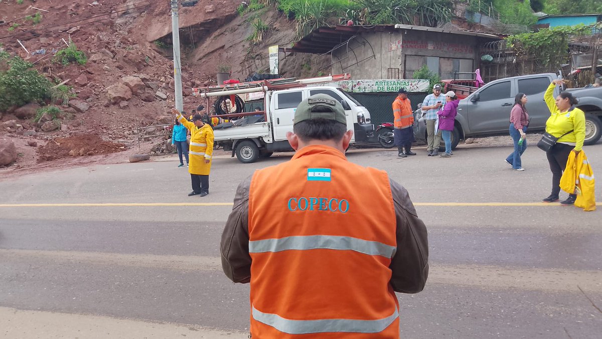 CopecoHonduras1's tweet image. 📍En Tegucigalpa

Debido a la saturación de suelo cinco viviendas en la Col. Villa Nueva, en peligro de derrumbe, la Regional Vlll, se desplazó al lugar y realizó #EDAN, reportando que las viviendas se encuentran deshabitadas y las familias en albergues.